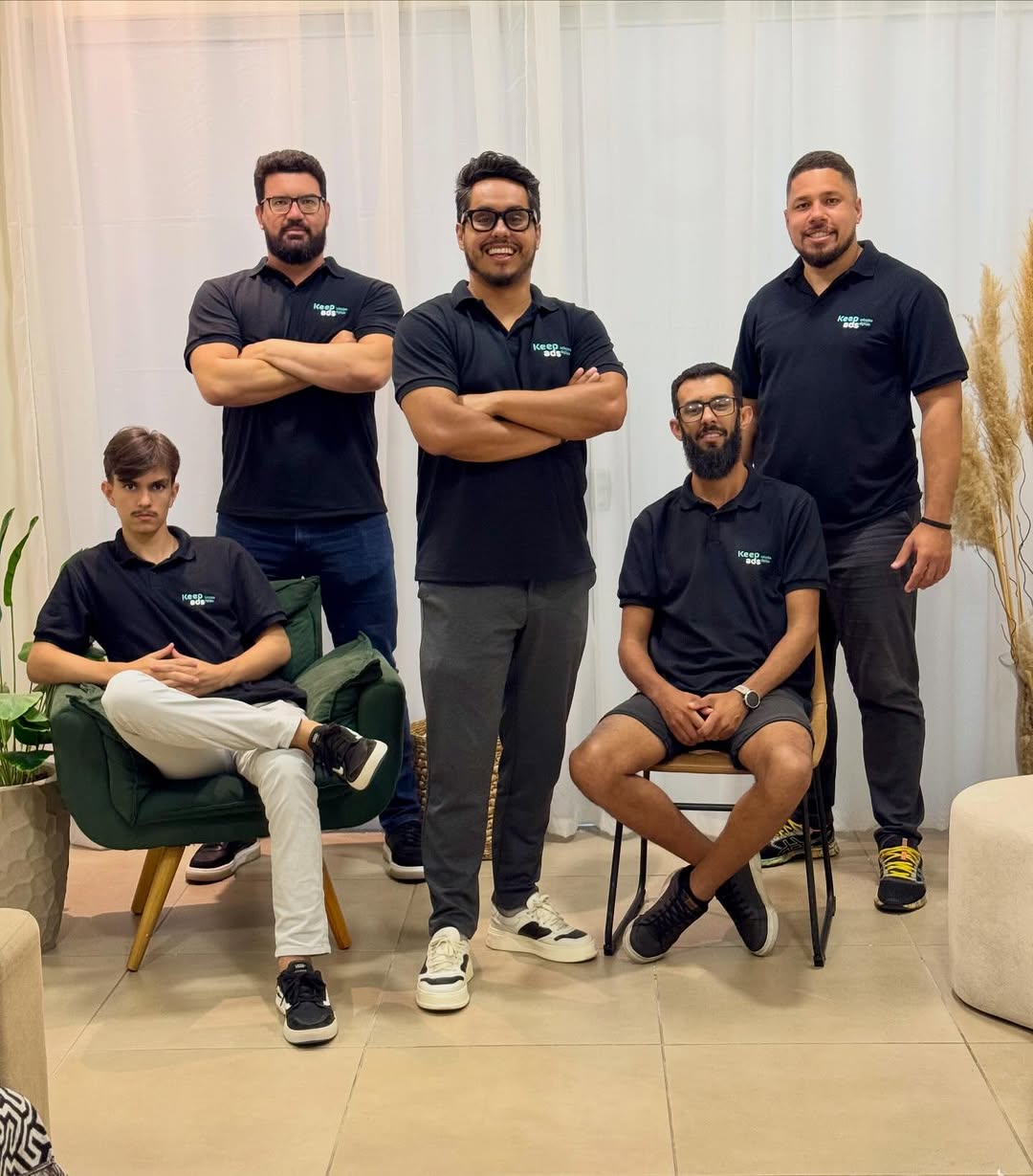 Equipe Keep Ads reunida com camisas da marca
